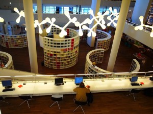 アムステルダム図書館 (1)_開放的な閲覧室「せんだいメディアテーク」を彷彿とさせる雰囲気 by Tateihshi, August2014