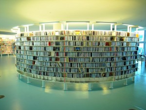 アムステルダム図書館 (3)円形にデザインされたCDの棚 by Tateishi, August2014