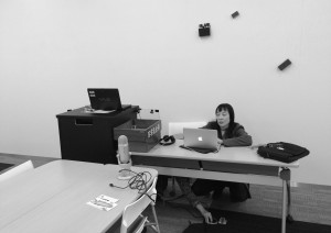 TsujinoさんとNishikiさん（机の下）、教室でラジオ放送の準備、苦戦中@Konan University, Kobe,Dec.2015