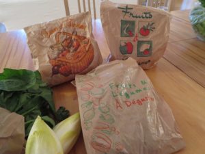 市場や野菜屋さんにビニール袋の代わりに置かれるようになった紙袋＠Albi, Oct.18, 2016, by Sayaka