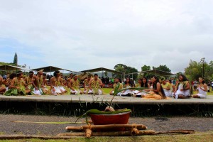 チューク島の伝統的なダンス@ポンペイ、ミクロネシア, April1, 2013 by Hanae:ミクロネシア短期大学の創立記念日にて、チューク島の伝統的なダンスの披露に参加した時の写真