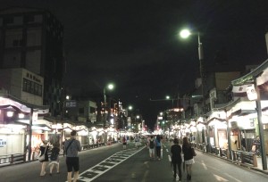 祇園祭りの夜with 台風＠Kyoto, July16, 2015（人がまばらな歩行者天国）