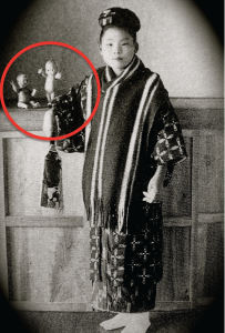 大正時代(1919年頃）の写真にキューピーとカチューシャ人形@『ある近代産婆の物語』桂書房,1997 p.48