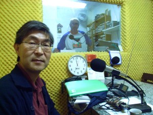 Hirahara-san@Brazil,リベイロン・ピーレスの日本語番組「日系プログラマ」の放送開始直前（朝7時前）奥はアデマール局長。2008年5月3日
